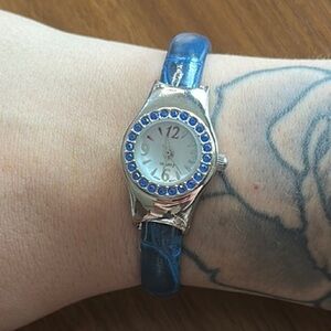 GUC Elegant Blue and Silver Women's Watch with Faux Sapphire Stud Accents 🦖